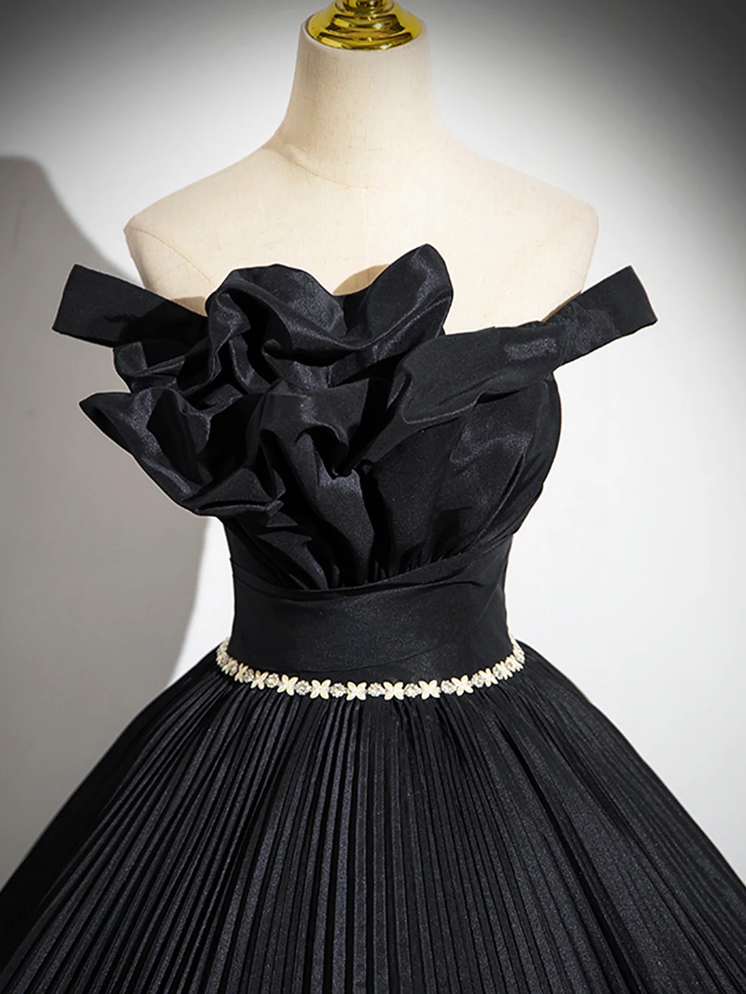 Pleated ballgown with smocking sleeve