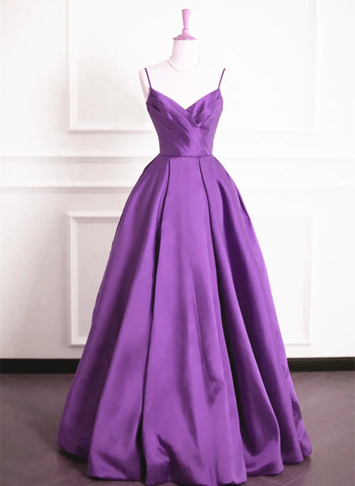 Purple satin dress with suspender and deep V-neck, suitable for dinners, dances and other occasions